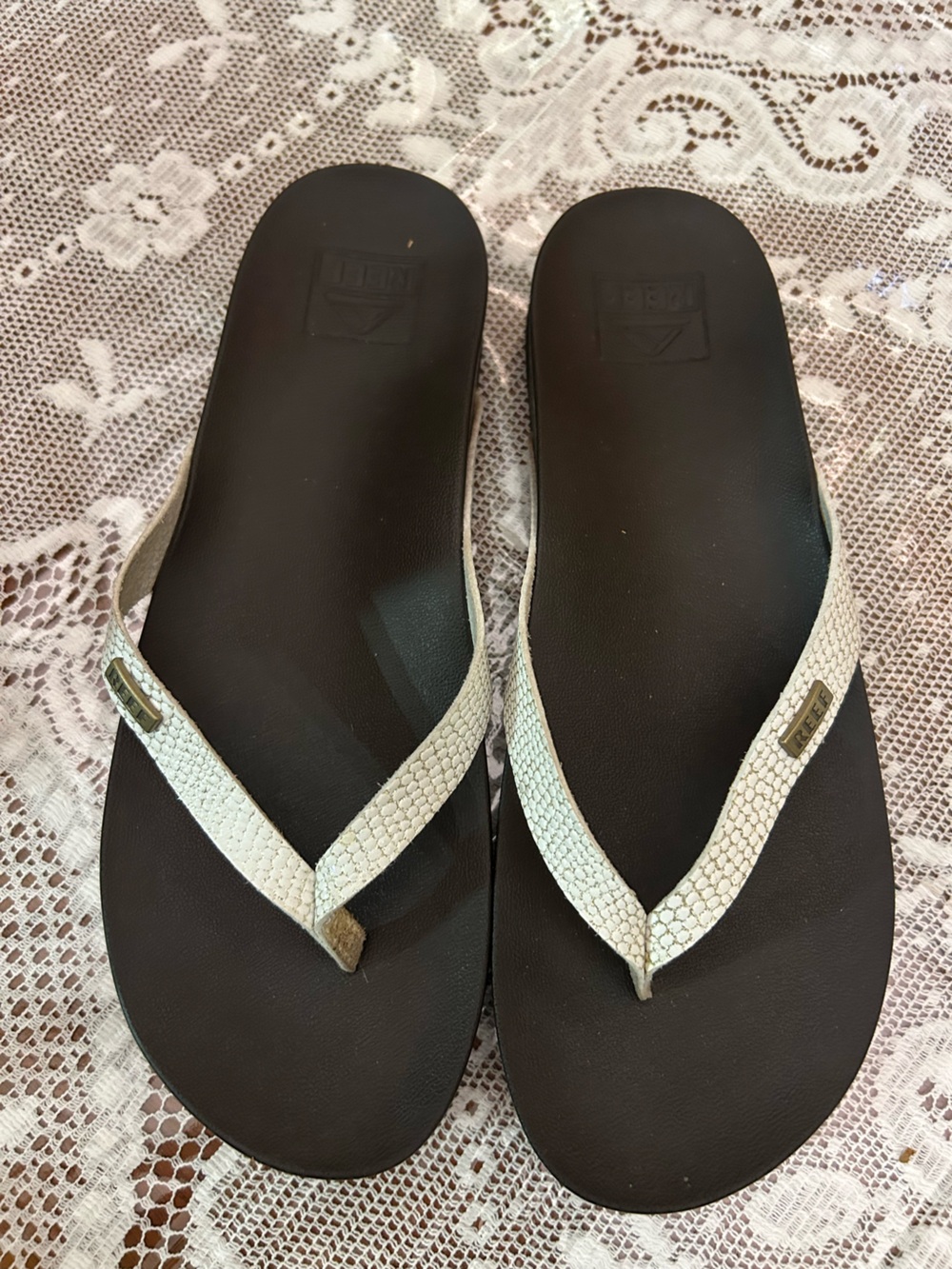 Reef Cushion Court flip flops with White Straps and Gold Accents size 8
